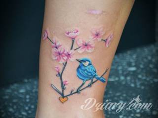 Swoboda, lekkość, unoszenie się gdzieś ponad ziemią - z tym kojarzą się tatuaże z ptakami. Sowy, jaskółki, groźne kondory - wszelkie ptaki są wdzięcznym motywem na rysunki. Szczególnie popularne są wzory tatuaży z ptakami na łopatkach. 