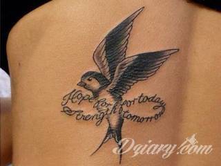 Swoboda, lekkość, unoszenie się gdzieś ponad ziemią - z tym kojarzą się tatuaże z ptakami. Sowy, jaskółki, groźne kondory - wszelkie ptaki są wdzięcznym motywem na rysunki. Szczególnie popularne są wzory tatuaży z ptakami na łopatkach. 