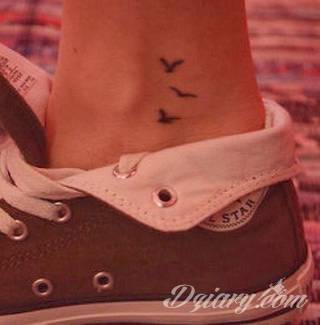 Swoboda, lekkość, unoszenie się gdzieś ponad ziemią - z tym kojarzą się tatuaże z ptakami. Sowy, jaskółki, groźne kondory - wszelkie ptaki są wdzięcznym motywem na rysunki. Szczególnie popularne są wzory tatuaży z ptakami na łopatkach. 