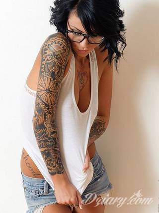 Niesamowite w swojej formie tatuaże-rękawy zajmują cała powierzchnię ramiona i przedramiona. Tworzą jednolitą zdobiącą ciało całość. Taki graficzny rękaw na skórze to tatuaż szczególnie ciekawy w przypadku aktywnych, silnych mężczyzn. 