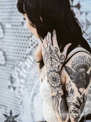 Niesamowite w swojej formie tatuaże-rękawy zajmują cała powierzchnię ramiona i przedramiona. Tworzą jednolitą zdobiącą ciało całość. Taki graficzny rękaw na skórze to tatuaż szczególnie ciekawy w przypadku aktywnych, silnych mężczyzn. 