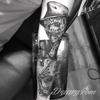 Niesamowite w swojej formie tatuaże-rękawy zajmują cała powierzchnię ramiona i przedramiona. Tworzą jednolitą zdobiącą ciało całość. Taki graficzny rękaw na skórze to tatuaż szczególnie ciekawy w przypadku aktywnych, silnych mężczyzn. 