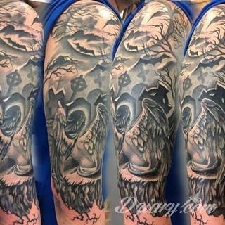 Niesamowite w swojej formie tatuaże-rękawy zajmują cała powierzchnię ramiona i przedramiona. Tworzą jednolitą zdobiącą ciało całość. Taki graficzny rękaw na skórze to tatuaż szczególnie ciekawy w przypadku aktywnych, silnych mężczyzn. 