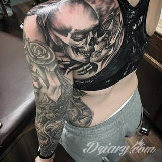 Niesamowite w swojej formie tatuaże-rękawy zajmują cała powierzchnię ramiona i przedramiona. Tworzą jednolitą zdobiącą ciało całość. Taki graficzny rękaw na skórze to tatuaż szczególnie ciekawy w przypadku aktywnych, silnych mężczyzn. 