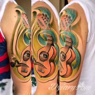 Niesamowite w swojej formie tatuaże-rękawy zajmują cała powierzchnię ramiona i przedramiona. Tworzą jednolitą zdobiącą ciało całość. Taki graficzny rękaw na skórze to tatuaż szczególnie ciekawy w przypadku aktywnych, silnych mężczyzn. 