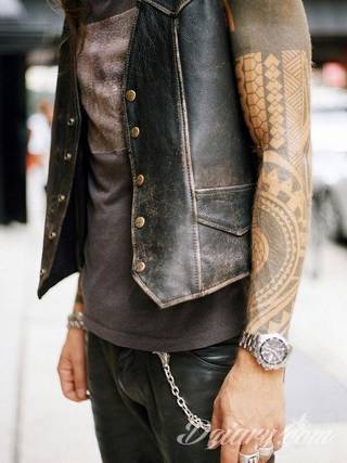 Niesamowite w swojej formie tatuaże-rękawy zajmują cała powierzchnię ramiona i przedramiona. Tworzą jednolitą zdobiącą ciało całość. Taki graficzny rękaw na skórze to tatuaż szczególnie ciekawy w przypadku aktywnych, silnych mężczyzn. 