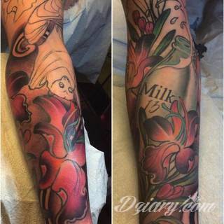 Niesamowite w swojej formie tatuaże-rękawy zajmują cała powierzchnię ramiona i przedramiona. Tworzą jednolitą zdobiącą ciało całość. Taki graficzny rękaw na skórze to tatuaż szczególnie ciekawy w przypadku aktywnych, silnych mężczyzn. 