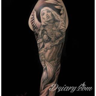 Niesamowite w swojej formie tatuaże-rękawy zajmują cała powierzchnię ramiona i przedramiona. Tworzą jednolitą zdobiącą ciało całość. Taki graficzny rękaw na skórze to tatuaż szczególnie ciekawy w przypadku aktywnych, silnych mężczyzn. 