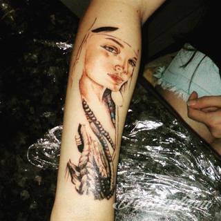 Niesamowite w swojej formie tatuaże-rękawy zajmują cała powierzchnię ramiona i przedramiona. Tworzą jednolitą zdobiącą ciało całość. Taki graficzny rękaw na skórze to tatuaż szczególnie ciekawy w przypadku aktywnych, silnych mężczyzn. 