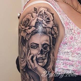 Niesamowite w swojej formie tatuaże-rękawy zajmują cała powierzchnię ramiona i przedramiona. Tworzą jednolitą zdobiącą ciało całość. Taki graficzny rękaw na skórze to tatuaż szczególnie ciekawy w przypadku aktywnych, silnych mężczyzn. 