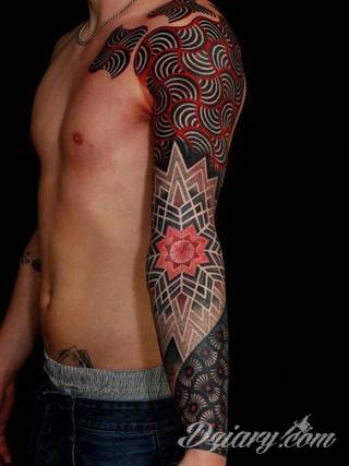 Niesamowite w swojej formie tatuaże-rękawy zajmują cała powierzchnię ramiona i przedramiona. Tworzą jednolitą zdobiącą ciało całość. Taki graficzny rękaw na skórze to tatuaż szczególnie ciekawy w przypadku aktywnych, silnych mężczyzn. 