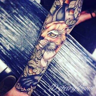 Niesamowite w swojej formie tatuaże-rękawy zajmują cała powierzchnię ramiona i przedramiona. Tworzą jednolitą zdobiącą ciało całość. Taki graficzny rękaw na skórze to tatuaż szczególnie ciekawy w przypadku aktywnych, silnych mężczyzn. 