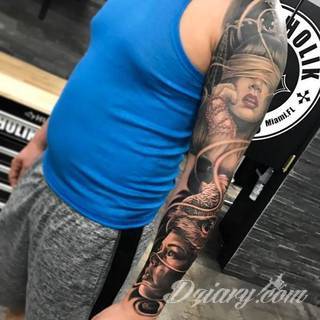 Niesamowite w swojej formie tatuaże-rękawy zajmują cała powierzchnię ramiona i przedramiona. Tworzą jednolitą zdobiącą ciało całość. Taki graficzny rękaw na skórze to tatuaż szczególnie ciekawy w przypadku aktywnych, silnych mężczyzn. 