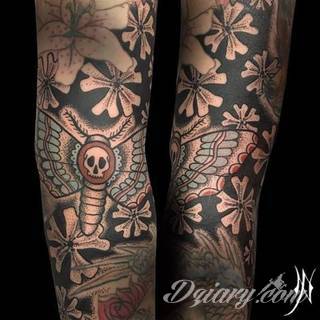 Niesamowite w swojej formie tatuaże-rękawy zajmują cała powierzchnię ramiona i przedramiona. Tworzą jednolitą zdobiącą ciało całość. Taki graficzny rękaw na skórze to tatuaż szczególnie ciekawy w przypadku aktywnych, silnych mężczyzn. 