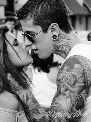 Niesamowite w swojej formie tatuaże-rękawy zajmują cała powierzchnię ramiona i przedramiona. Tworzą jednolitą zdobiącą ciało całość. Taki graficzny rękaw na skórze to tatuaż szczególnie ciekawy w przypadku aktywnych, silnych mężczyzn. 