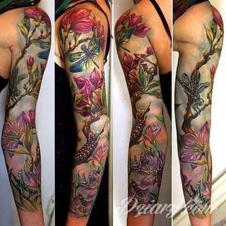 Niesamowite w swojej formie tatuaże-rękawy zajmują cała powierzchnię ramiona i przedramiona. Tworzą jednolitą zdobiącą ciało całość. Taki graficzny rękaw na skórze to tatuaż szczególnie ciekawy w przypadku aktywnych, silnych mężczyzn. 