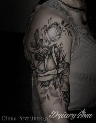 Niesamowite w swojej formie tatuaże-rękawy zajmują cała powierzchnię ramiona i przedramiona. Tworzą jednolitą zdobiącą ciało całość. Taki graficzny rękaw na skórze to tatuaż szczególnie ciekawy w przypadku aktywnych, silnych mężczyzn. 