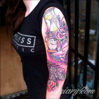 Niesamowite w swojej formie tatuaże-rękawy zajmują cała powierzchnię ramiona i przedramiona. Tworzą jednolitą zdobiącą ciało całość. Taki graficzny rękaw na skórze to tatuaż szczególnie ciekawy w przypadku aktywnych, silnych mężczyzn. 