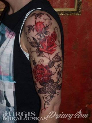 Niesamowite w swojej formie tatuaże-rękawy zajmują cała powierzchnię ramiona i przedramiona. Tworzą jednolitą zdobiącą ciało całość. Taki graficzny rękaw na skórze to tatuaż szczególnie ciekawy w przypadku aktywnych, silnych mężczyzn. 