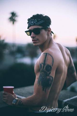 Niesamowite w swojej formie tatuaże-rękawy zajmują cała powierzchnię ramiona i przedramiona. Tworzą jednolitą zdobiącą ciało całość. Taki graficzny rękaw na skórze to tatuaż szczególnie ciekawy w przypadku aktywnych, silnych mężczyzn. 