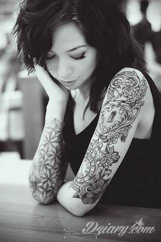 Niesamowite w swojej formie tatuaże-rękawy zajmują cała powierzchnię ramiona i przedramiona. Tworzą jednolitą zdobiącą ciało całość. Taki graficzny rękaw na skórze to tatuaż szczególnie ciekawy w przypadku aktywnych, silnych mężczyzn. 