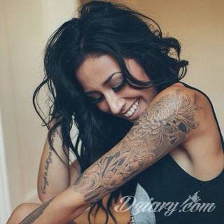 Niesamowite w swojej formie tatuaże-rękawy zajmują cała powierzchnię ramiona i przedramiona. Tworzą jednolitą zdobiącą ciało całość. Taki graficzny rękaw na skórze to tatuaż szczególnie ciekawy w przypadku aktywnych, silnych mężczyzn. 