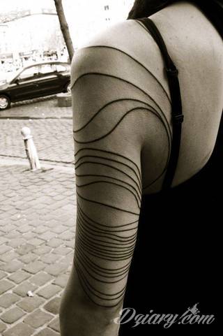 Niesamowite w swojej formie tatuaże-rękawy zajmują cała powierzchnię ramiona i przedramiona. Tworzą jednolitą zdobiącą ciało całość. Taki graficzny rękaw na skórze to tatuaż szczególnie ciekawy w przypadku aktywnych, silnych mężczyzn. 