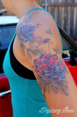 Niesamowite w swojej formie tatuaże-rękawy zajmują cała powierzchnię ramiona i przedramiona. Tworzą jednolitą zdobiącą ciało całość. Taki graficzny rękaw na skórze to tatuaż szczególnie ciekawy w przypadku aktywnych, silnych mężczyzn. 