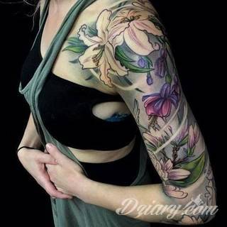 Niesamowite w swojej formie tatuaże-rękawy zajmują cała powierzchnię ramiona i przedramiona. Tworzą jednolitą zdobiącą ciało całość. Taki graficzny rękaw na skórze to tatuaż szczególnie ciekawy w przypadku aktywnych, silnych mężczyzn. 