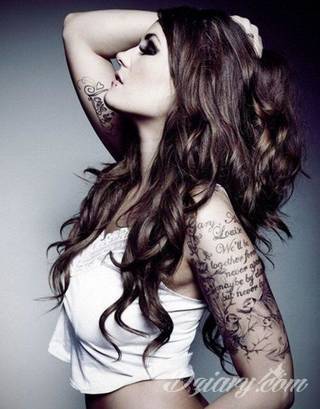 Niesamowite w swojej formie tatuaże-rękawy zajmują cała powierzchnię ramiona i przedramiona. Tworzą jednolitą zdobiącą ciało całość. Taki graficzny rękaw na skórze to tatuaż szczególnie ciekawy w przypadku aktywnych, silnych mężczyzn. 