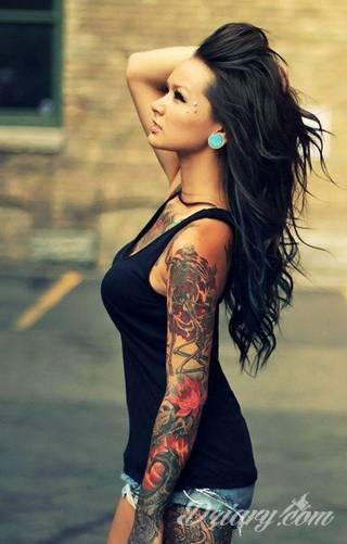 Niesamowite w swojej formie tatuaże-rękawy zajmują cała powierzchnię ramiona i przedramiona. Tworzą jednolitą zdobiącą ciało całość. Taki graficzny rękaw na skórze to tatuaż szczególnie ciekawy w przypadku aktywnych, silnych mężczyzn. 