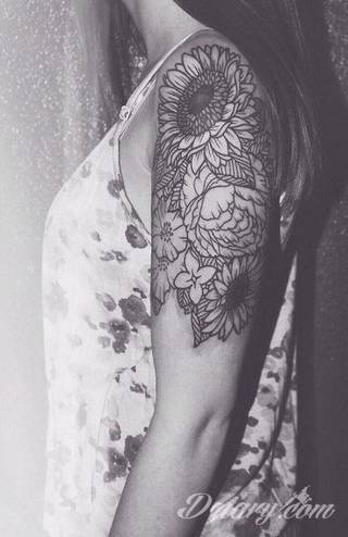 Niesamowite w swojej formie tatuaże-rękawy zajmują cała powierzchnię ramiona i przedramiona. Tworzą jednolitą zdobiącą ciało całość. Taki graficzny rękaw na skórze to tatuaż szczególnie ciekawy w przypadku aktywnych, silnych mężczyzn. 