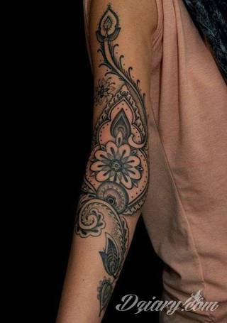 Niesamowite w swojej formie tatuaże-rękawy zajmują cała powierzchnię ramiona i przedramiona. Tworzą jednolitą zdobiącą ciało całość. Taki graficzny rękaw na skórze to tatuaż szczególnie ciekawy w przypadku aktywnych, silnych mężczyzn. 