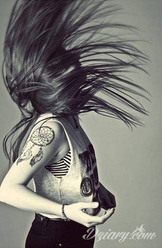 Niesamowite w swojej formie tatuaże-rękawy zajmują cała powierzchnię ramiona i przedramiona. Tworzą jednolitą zdobiącą ciało całość. Taki graficzny rękaw na skórze to tatuaż szczególnie ciekawy w przypadku aktywnych, silnych mężczyzn. 