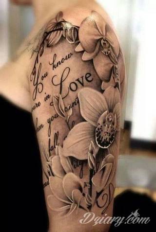 Niesamowite w swojej formie tatuaże-rękawy zajmują cała powierzchnię ramiona i przedramiona. Tworzą jednolitą zdobiącą ciało całość. Taki graficzny rękaw na skórze to tatuaż szczególnie ciekawy w przypadku aktywnych, silnych mężczyzn. 