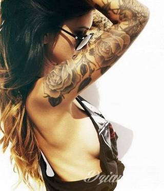 Niesamowite w swojej formie tatuaże-rękawy zajmują cała powierzchnię ramiona i przedramiona. Tworzą jednolitą zdobiącą ciało całość. Taki graficzny rękaw na skórze to tatuaż szczególnie ciekawy w przypadku aktywnych, silnych mężczyzn. 