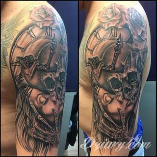 Niesamowite w swojej formie tatuaże-rękawy zajmują cała powierzchnię ramiona i przedramiona. Tworzą jednolitą zdobiącą ciało całość. Taki graficzny rękaw na skórze to tatuaż szczególnie ciekawy w przypadku aktywnych, silnych mężczyzn. 