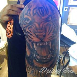 Niesamowite w swojej formie tatuaże-rękawy zajmują cała powierzchnię ramiona i przedramiona. Tworzą jednolitą zdobiącą ciało całość. Taki graficzny rękaw na skórze to tatuaż szczególnie ciekawy w przypadku aktywnych, silnych mężczyzn. 