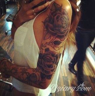 Niesamowite w swojej formie tatuaże-rękawy zajmują cała powierzchnię ramiona i przedramiona. Tworzą jednolitą zdobiącą ciało całość. Taki graficzny rękaw na skórze to tatuaż szczególnie ciekawy w przypadku aktywnych, silnych mężczyzn. 