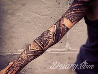 Niesamowite w swojej formie tatuaże-rękawy zajmują cała powierzchnię ramiona i przedramiona. Tworzą jednolitą zdobiącą ciało całość. Taki graficzny rękaw na skórze to tatuaż szczególnie ciekawy w przypadku aktywnych, silnych mężczyzn. 