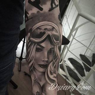 Niesamowite w swojej formie tatuaże-rękawy zajmują cała powierzchnię ramiona i przedramiona. Tworzą jednolitą zdobiącą ciało całość. Taki graficzny rękaw na skórze to tatuaż szczególnie ciekawy w przypadku aktywnych, silnych mężczyzn. 