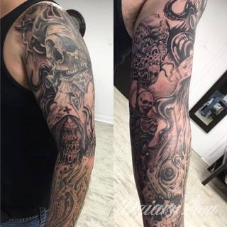 Niesamowite w swojej formie tatuaże-rękawy zajmują cała powierzchnię ramiona i przedramiona. Tworzą jednolitą zdobiącą ciało całość. Taki graficzny rękaw na skórze to tatuaż szczególnie ciekawy w przypadku aktywnych, silnych mężczyzn. 