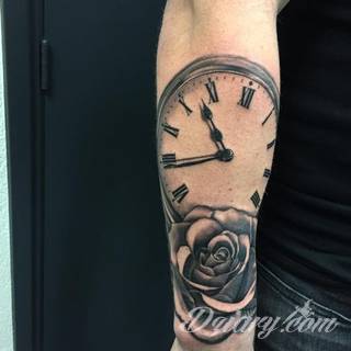 Niesamowite w swojej formie tatuaże-rękawy zajmują cała powierzchnię ramiona i przedramiona. Tworzą jednolitą zdobiącą ciało całość. Taki graficzny rękaw na skórze to tatuaż szczególnie ciekawy w przypadku aktywnych, silnych mężczyzn. 