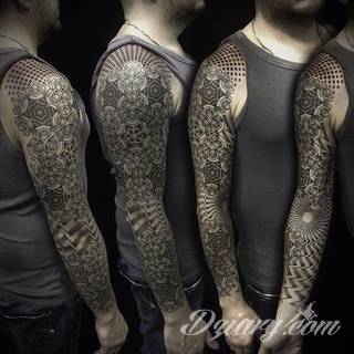 Niesamowite w swojej formie tatuaże-rękawy zajmują cała powierzchnię ramiona i przedramiona. Tworzą jednolitą zdobiącą ciało całość. Taki graficzny rękaw na skórze to tatuaż szczególnie ciekawy w przypadku aktywnych, silnych mężczyzn. 