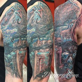 Niesamowite w swojej formie tatuaże-rękawy zajmują cała powierzchnię ramiona i przedramiona. Tworzą jednolitą zdobiącą ciało całość. Taki graficzny rękaw na skórze to tatuaż szczególnie ciekawy w przypadku aktywnych, silnych mężczyzn. 