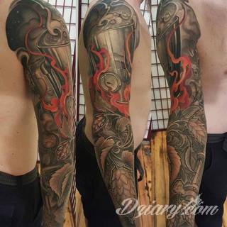 Niesamowite w swojej formie tatuaże-rękawy zajmują cała powierzchnię ramiona i przedramiona. Tworzą jednolitą zdobiącą ciało całość. Taki graficzny rękaw na skórze to tatuaż szczególnie ciekawy w przypadku aktywnych, silnych mężczyzn. 