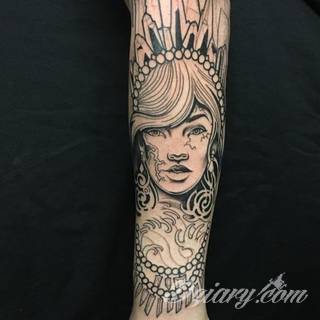 Niesamowite w swojej formie tatuaże-rękawy zajmują cała powierzchnię ramiona i przedramiona. Tworzą jednolitą zdobiącą ciało całość. Taki graficzny rękaw na skórze to tatuaż szczególnie ciekawy w przypadku aktywnych, silnych mężczyzn. 