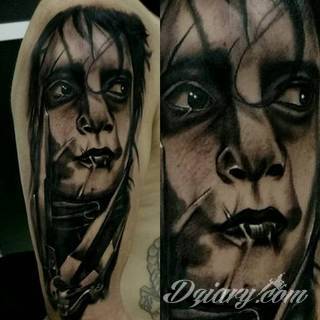 Niesamowite w swojej formie tatuaże-rękawy zajmują cała powierzchnię ramiona i przedramiona. Tworzą jednolitą zdobiącą ciało całość. Taki graficzny rękaw na skórze to tatuaż szczególnie ciekawy w przypadku aktywnych, silnych mężczyzn. 