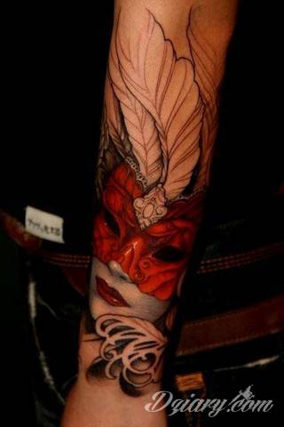 Niesamowite w swojej formie tatuaże-rękawy zajmują cała powierzchnię ramiona i przedramiona. Tworzą jednolitą zdobiącą ciało całość. Taki graficzny rękaw na skórze to tatuaż szczególnie ciekawy w przypadku aktywnych, silnych mężczyzn. 