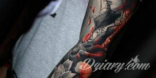 Niesamowite w swojej formie tatuaże-rękawy zajmują cała powierzchnię ramiona i przedramiona. Tworzą jednolitą zdobiącą ciało całość. Taki graficzny rękaw na skórze to tatuaż szczególnie ciekawy w przypadku aktywnych, silnych mężczyzn. 